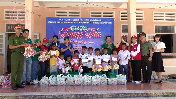 Đoàn Thanh niên Công an tỉnh và các nhà hảo tâm tặng quà Trung thu cho các cháu thiếu nhi làng Canh Giao.