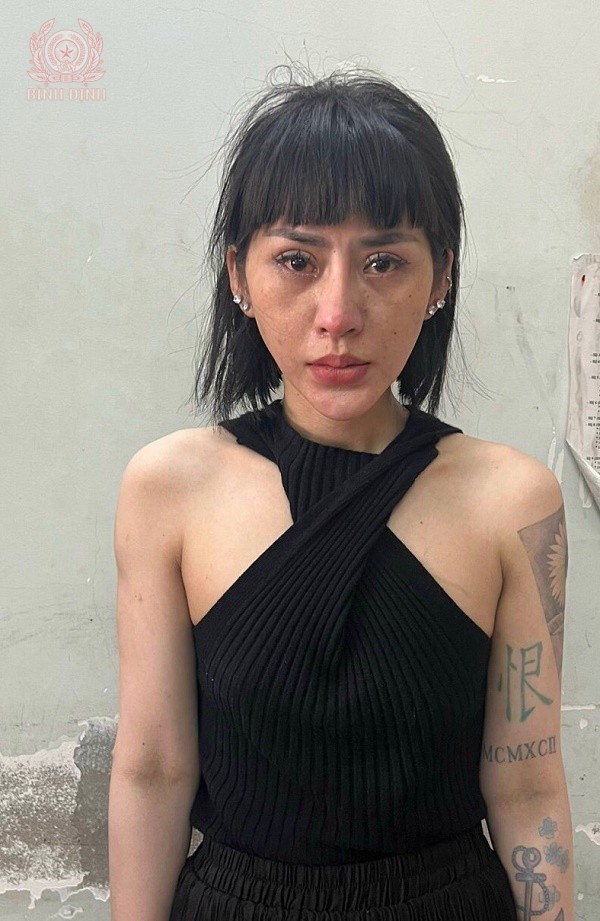 Ảnh: Đối tượng Nguyễn Thị Trâm bị Cơ quan Công an bắt giữ.