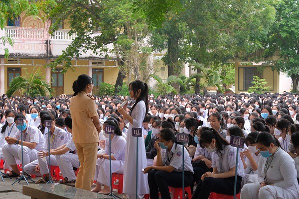 1 hoc sinh tra loi cau hoi