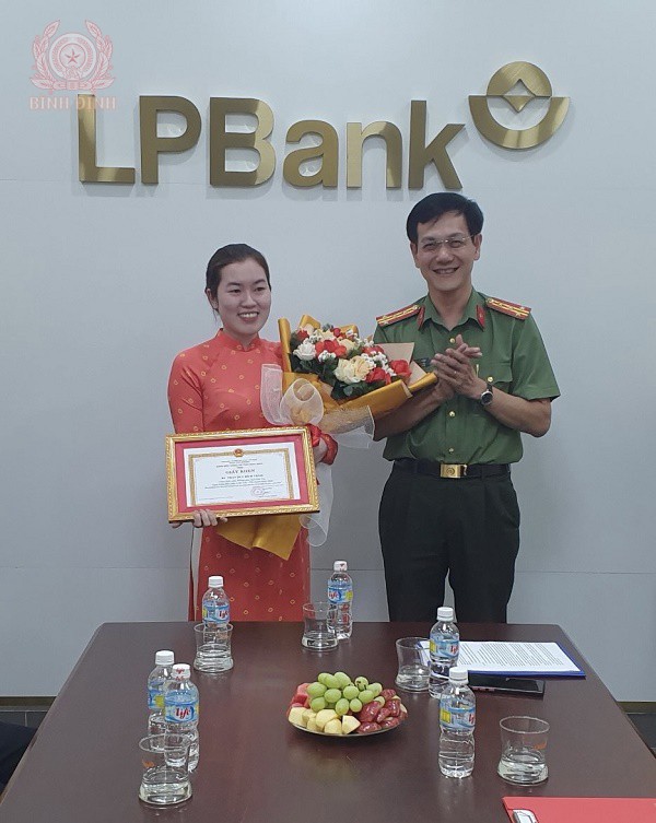 Trao Giấy khen cho một nhân viên ngân hàng ngăn chặn một vụ lừa đảo.