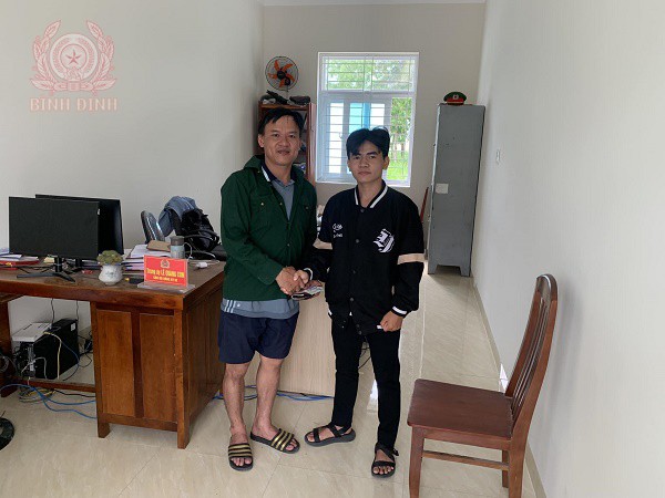 Em Nguyễn Bá Duy (áo đen) trao trả tài sản cho người đánh rơi.