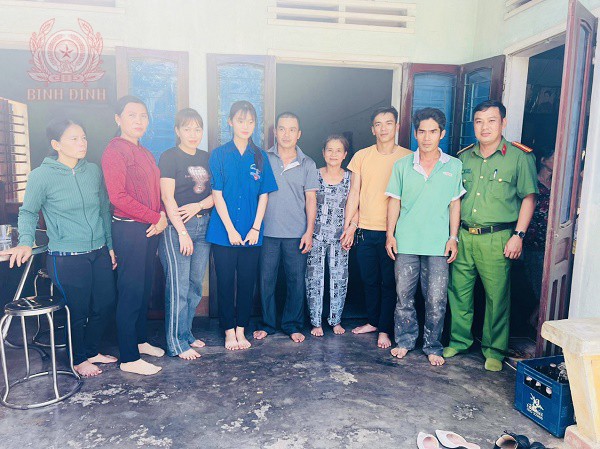 Chị Vân (áo đen) đoàn tụ với anh chị em