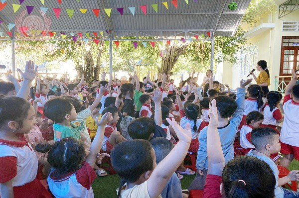 tre truong mam non binh duong hao hung tham gia tra lo cau hoi ve atgt