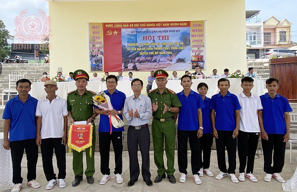 lanh dao ubnd va huyen ca huyen trao thuong cho xa my trinh