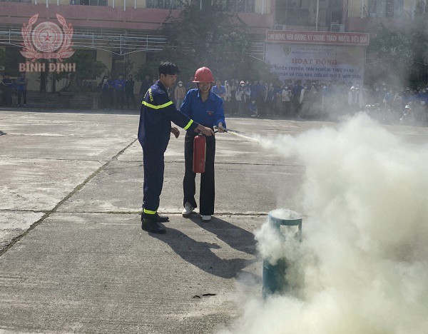 Lực lượng chức năng hướng dẫn học viên cách sử dụng bình chữa cháy.