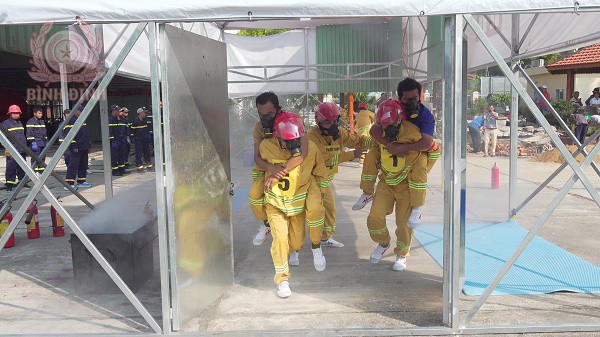 tinh huong cuu nguoi ra khoi dam chay