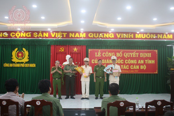 cac dong chi lanh dao cong an thanh pho quy nhon tang qua luu niem cho dong chi tran quoc bao