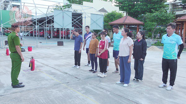 doi tuyen tap trung nghe can bo pccc huong dan noi dung thuc hanh