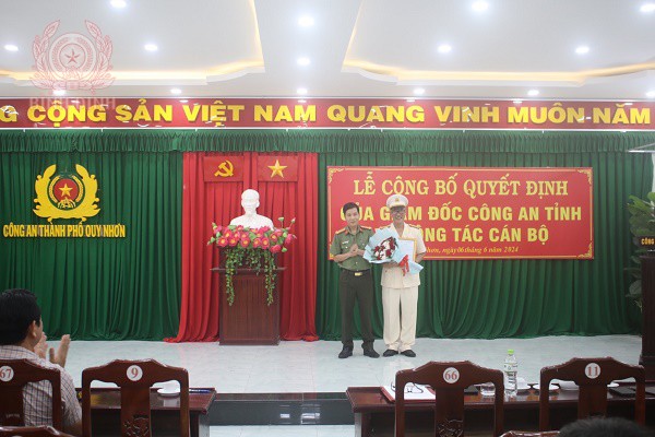 giam doc cong an tinh trao quyet dinh dieu dong cho dong chi tran quoc bao