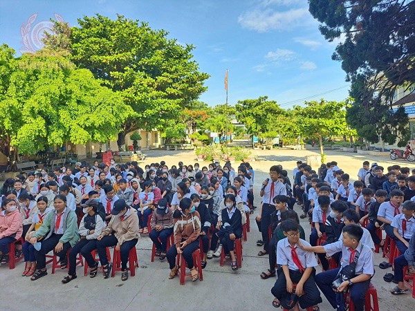 2 hoc sinh tham gia tra loi cau hoi