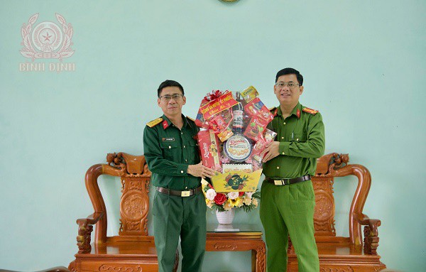 2 tang qua lu doan van tai