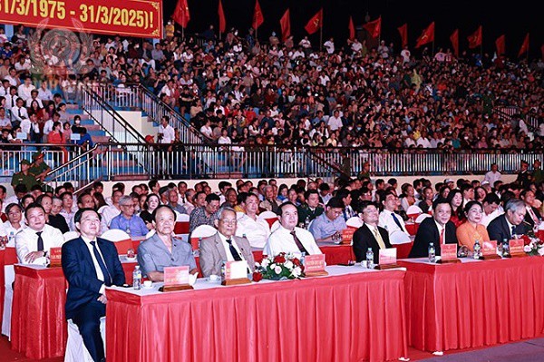 Các lực lượng tham gia  bảo đảm ANTT khu vực các đồng chí lãnh đạo dự.