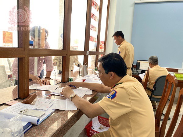 can bo chien si doi sat hach cap gplx co gioi duong bo phong csgt ca tinh dang tiep nhan giai quyet ho so doi cap gplx cho nguoi dan