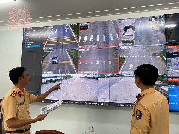 CBCS CSGT kiểm tra trực tiếp tình hình TTATGT tại một số tuyến đường qua hệ thống camera.