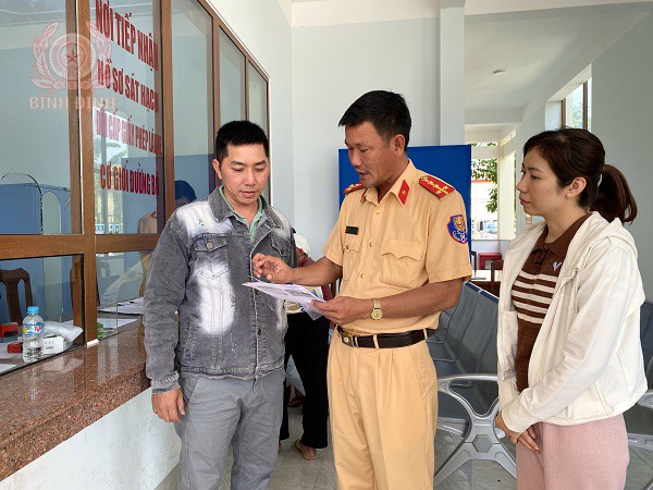 dai uy nguyen thanh son can bo doi sat hach cap gplx co gioi duong bo phong csgt ca tinh dang giai dap thac mac cua nguoi dan ve cac quy dinh moi cua thong tu 122025tt bca