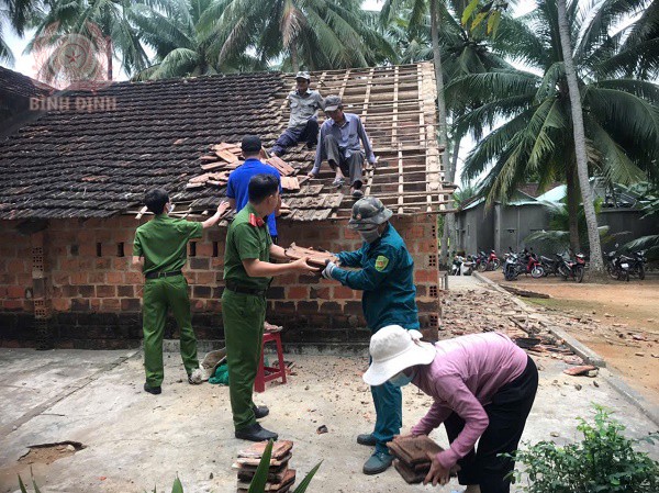 Công an thị trấn Bình Dương sửa nhà tạm cho người dân.