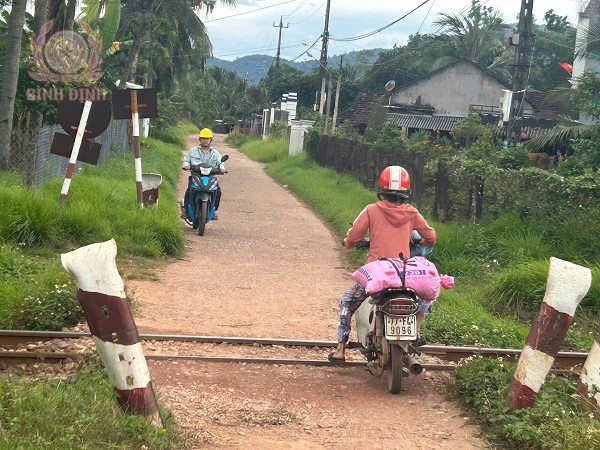 Km 1033+440, thôn Vạn Phú, xã Mỹ Lộc, huyện Phù Mỹ, mặt đường giao với đường sắt gồ ghề, thiếu an toàn.