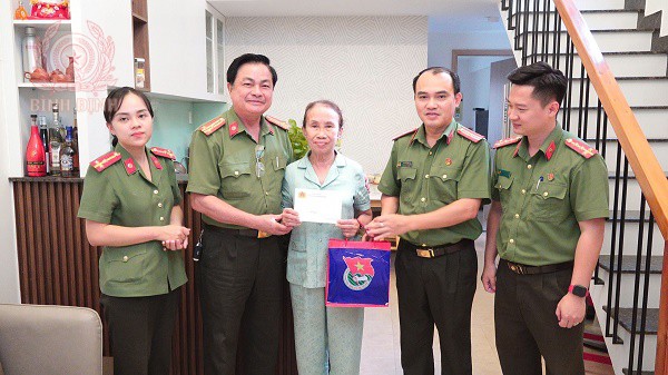 lanh dao phong cong tac chinh tri va ban cong tac thanh nien cong an tinh tham tang qua cac dong chi nguyen bi thu doan thanh nien cong an tinh qua cac thoi ky
