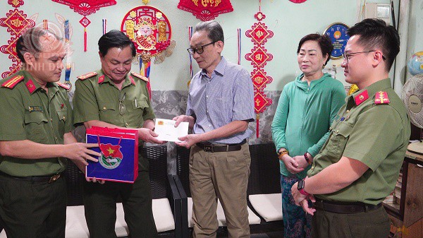lanh dao phong cong tac chinh tri va ban cong tac thanh nien cong an tinh tham tang qua cac dong chi nguyen bi thu doan thanh nien cong an tinh qua cac thoi ky2