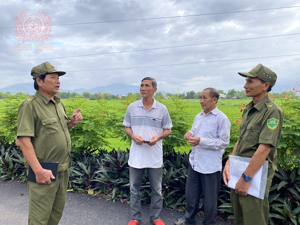 Ông Trường (bìa phải) cùng thành viên Tổ bảo vệ ANTT thôn Khánh Hòa vận động người dân tham gia phong trào Toàn dân bảo vệ an ninh Tổ quốc.