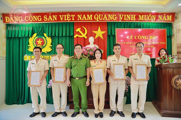 trao quyet dinh cho cac dong chi duoc dieu dong