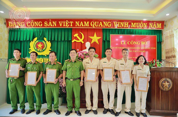 trao quyet dinh cua giam doc cong an tinh cho cac dong chi duoc dieu dong