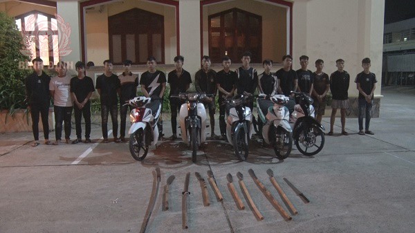 Các đối tượng trong vụ gây rối trật tự công cộng bị bắt giũ tại cơ quan Công an.