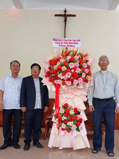 Đ/c Đại tá Nguyễn Chí Linh - Phó Giám đốc Công an tỉnh tặng hoa và chúc mừng Giám mục Nguyễn Văn Khôi, Giám mục giáo phận Quy Nhơn nhân dịp Lễ Phục sinh 2025.