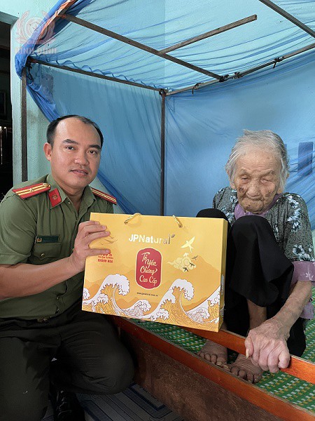 Ban Thanh niên Công an tỉnh tặng quà cho 36 Mẹ Việt Nam Anh hùng.