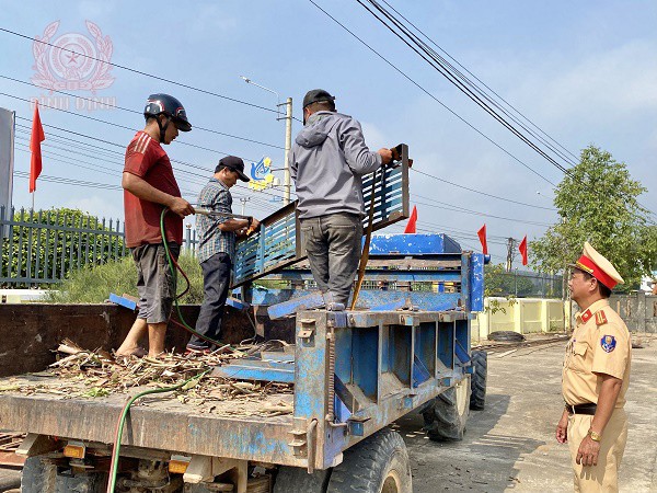anh nguyen xuan hoa dung giua tren xe o xa nhon loc tx an nhon tu tay thao do phan ro mooc gan sau may cay