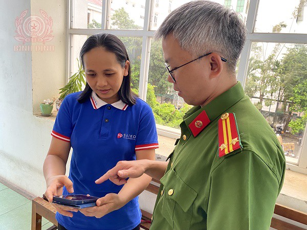 Cán bộ phòng Cảnh sát QLHC về TTXH hướng dẫn một DN tự đăng ký ĐDĐT qua ứng dụng VNeID trên điện thoại.