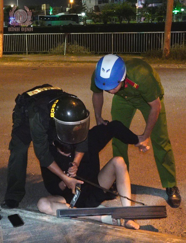 canh sat co dong cong an tinh khong che bat giu mot thanh nien mang theo hung khi chuan bi danh nhau gay roi trat tu cong cong