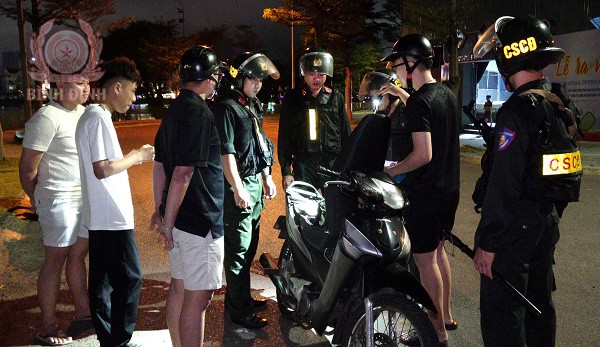 canh sat co dong cong an tinh kiem tra trong cop xe may cua cac thanh thieu nien vi pham giao thong nham kiem tra hung khi ma tuy