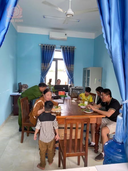 cong an xa phuoc thanh bo tri cho hanh khach bi nan an uong tai don vi