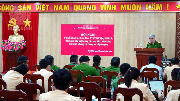 Đại tá Lê Hồng Thái, Phó Giám đốc Công an tỉnh chỉ đạo tập trung làm rõ nguyên nhân tai nạn để có biện pháp phòng ngừa, ngăn chặn