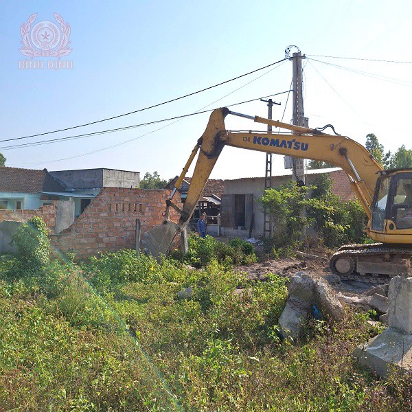 Đơn vị thi công cao tốc Bắc - Nam qua địa bàn xã Phước An triển khai phương tiện làm nhiệm vụ tại phần đất của gia đình ông Đôn đã giải tỏa.