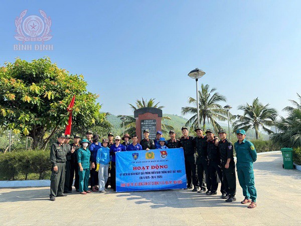 Tuổi trẻ phòng Cảnh sát cơ động Công an tỉnh thăm địa chỉ đỏ và tặng quà gia đình chính sách.