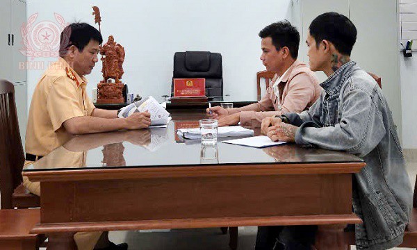lanh dao phong csgt trao doi giao duc ca biet voi 2 truong hop nhieu lan vuot qua toc do khi tham gia giao thong