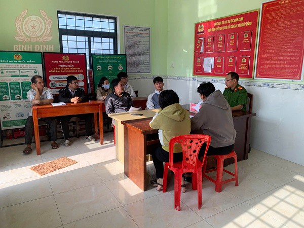 Lực lượng Công an xã tuyên truyền, tư vấn tuyển sinh cho học sinh, phụ huynh trên địa bàn