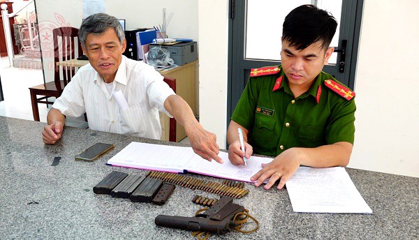 Ông Lê Nguyên Ngọc trình báo về nguồn gốc của khẩu súng và số đạn đem giao nộp