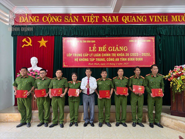 trao bang tot nghiep cho cac hoc vien