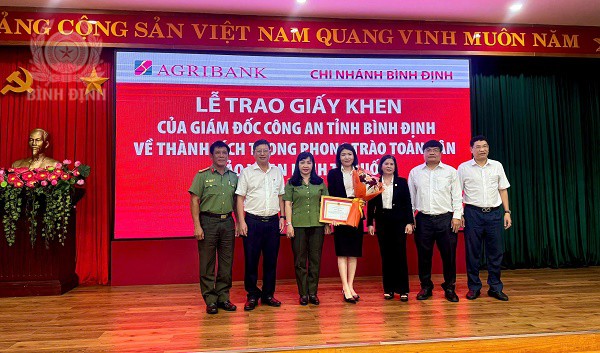 trao giay khen cua giam doc cong an tinh cho nhan vien ngan hang ve thanh tich dot xuat xuat sac trong phong trao tdbvantq