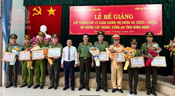 trao khen thuong cho cac hoc vien xuat sac
