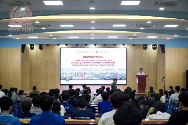 Công an phường Nguyễn Văn Cừ, thành phố Quy Nhơn phối hợp với Trường Đại học Quy Nhơn tổ chức Chương trình tuyên truyền, phổ biến pháp luật.