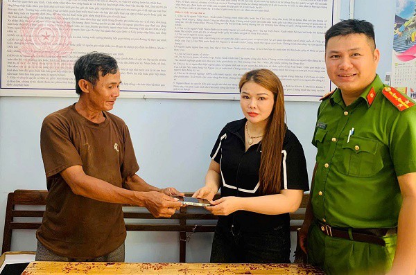 Nhặt được điện thoại trả lại cho người đánh rơi.