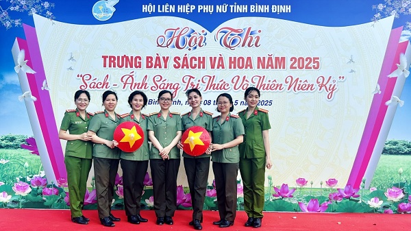 Ban Phụ nữ Công an tỉnh tích cực tham gia Hội thi trưng bày sách và hoa năm 2025.