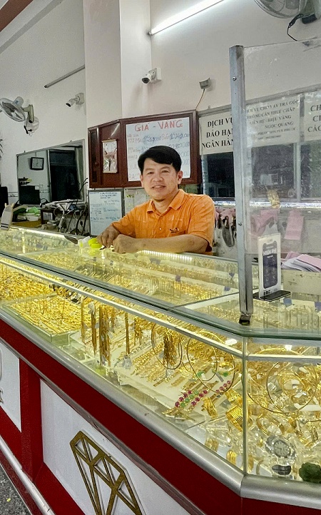 Anh Võ Ngọc Quang, chủ Tiệm vàng Ngọc Quang ở xã Phước Sơn, huyện Tuy Phước