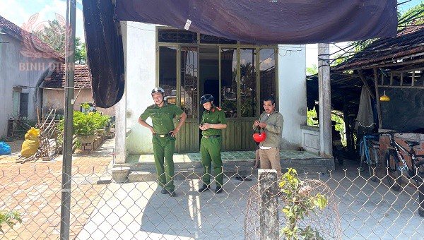 Các điều tra viên cơ quan CSĐT và Công an địa phương có mặt tại hiện trường tiến hành khám nghiệm, làm rõ nguyên nhân vụ án nghi có dấu hiệu tội phạm giết người