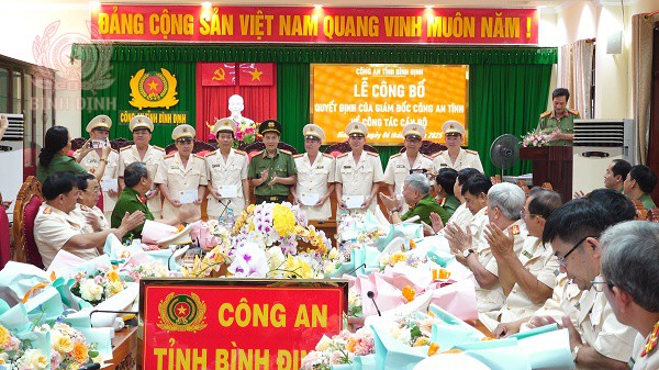 Giám đốc Công an tỉnh tặng quà của Đảng ủy cho các đồng chí Đảng ủy viên nghỉ chờ hưởng chế độ hưu trí.