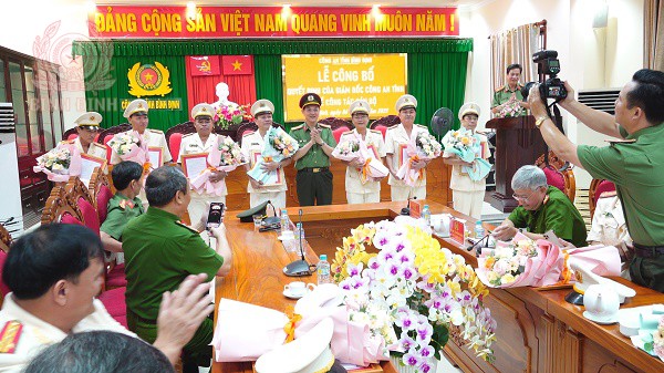 lanh dao cong an tinh trao quyet dinh nghi cho huong che do huu tri doi voi 33 lanh dao cap phong thuoc cong an tinh